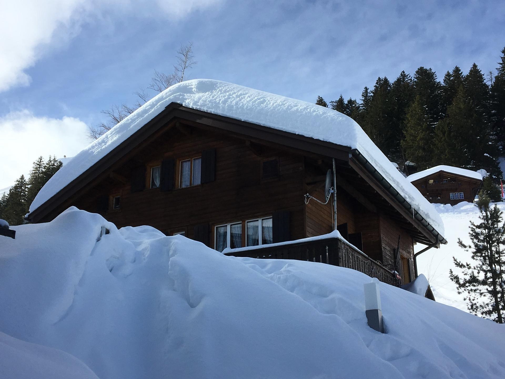 Das Haus im Winter mit viel Schnee